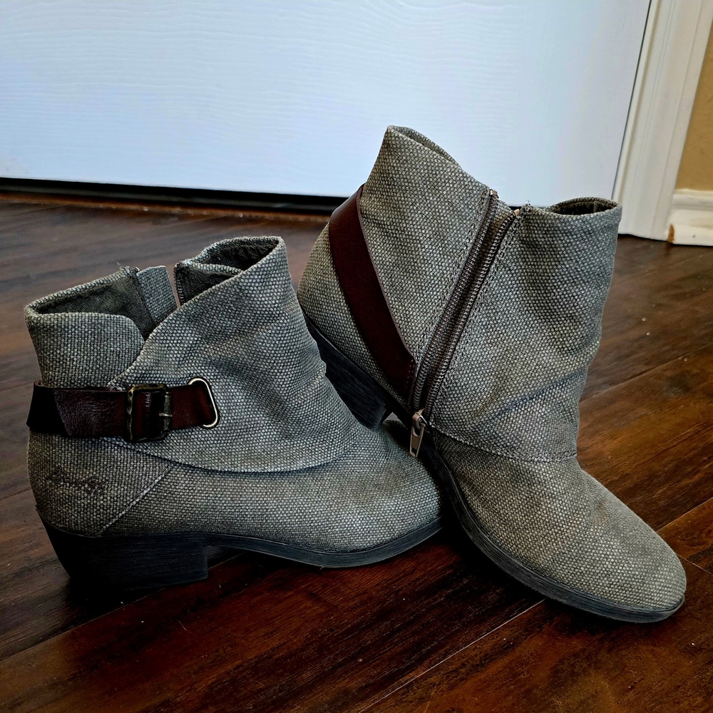 Blowfish Size 8.5 Textured Gray Ankle Boots with Brown Accents